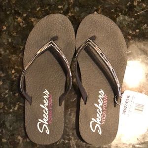 NWT sketchers black yoga form flip flops